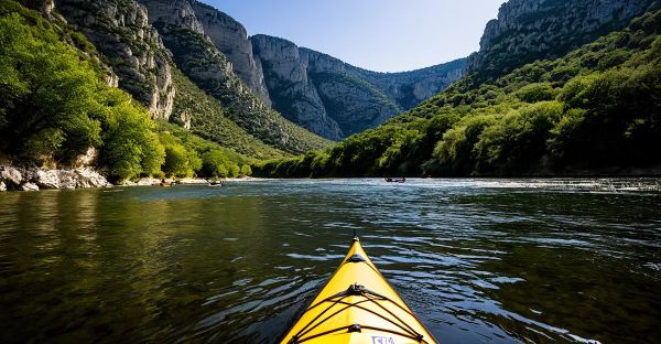 Canoë ardeche : aventures inoubliables depuis vallon pont d'arc